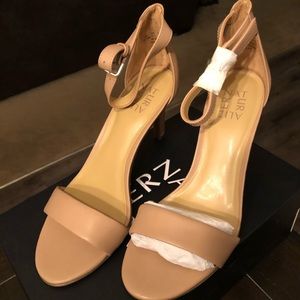 Women’s US 7.5 Naturalizer high heel dress shoes